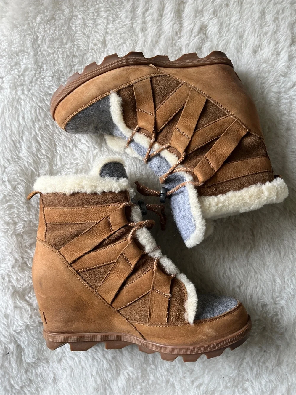 Sorel light brown leather and Gray wool Shearling lined Winter Boots size 10